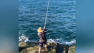 The Most Incredible Fishing Catch You’ll See Today! 🎣🌊