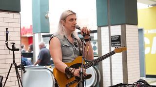 Country Music Star Shocks The Airport With This Song
