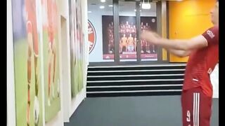 Cuplikan Robert Lewandowski melakukan latihan sundulan (header drill)