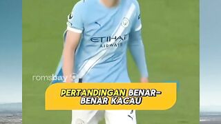 Baju boleh robek, tapi fokus tetep cetak gol! 🤖🔥