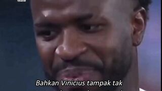 Ini trofi sepak bola apa piala lomba angkat beban?! 😭🏆