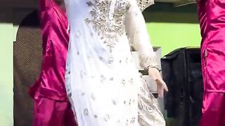 Minal Khan dance performance 🔥🔥🔥🔥🔥🙏 plz viral