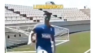 Ronaldinho adalah satu-satunya pemain dalam sejarah sepak bola yang gerakan teknisnya dipelajari oleh komite teknis FIFA