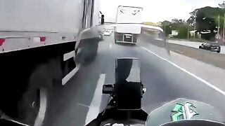 motociclista clamando a Deus