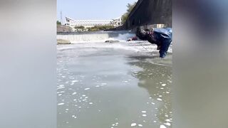 🔥 Fisherman Pulls Up a HUGE Catch in Raging Water! You Won’t Believe What’s Inside the Net!