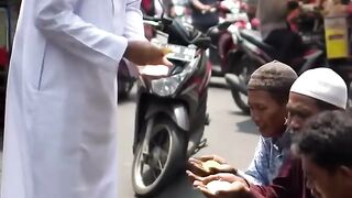 Orang Kaya Memberi Sedekah Itu Sudah Biasa
