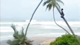 Masih untung jatuh nya gak ke kali