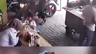 🚨 BARU KELUAR BANK, WARGA DIDUGA JADI KORBAN BEGAL!  KEJADIAN DI BEKASI 2