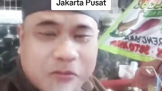 Eating pecel kele