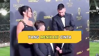 Bukan cuma setia sama klub, tapi juga setia sama satu hati! 🥺❤️