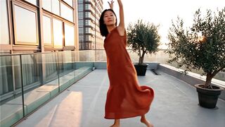 She Started Dancing… Then Everyone Stopped to Watch