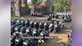 Satisfying Abis! Punya Dedikasi Tingkat Dewa, Satpam Sekolah Ini Susun Parkiran Motor Murid Sesuai Merk 🛵✨