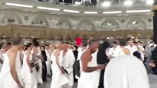 Merinding! Teriak Kepanasan di Depan Ka'bah, Pria Ini Diamankan Askar 🕋