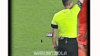 Si Bro melud*h ke wasit dan berpikir tak ada yang sadar!