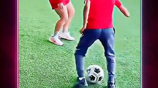 Bocah Kecil Ini Permalukan Pesepak Bola Wanita Profesional ☠️