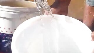 Наполнение ведра водой