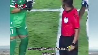 Udah dorong wasit, eh pas dikasih kartu merah malah pura-pura bingung 😂