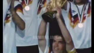 Maradona menangis karena Argentina menjadi runner-up di bawah Jerman pada Piala Dunia 1990.
