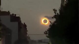 A Solar Eclipse Turns the City Into a Movie Scene 🌑