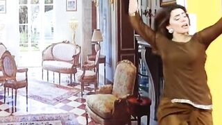 Zara Khan dance performance