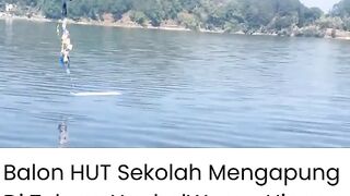 Balon HUT Sekolah Mengapung di Telaga Ngebel, Warga Temukan Uang di Ikatannya