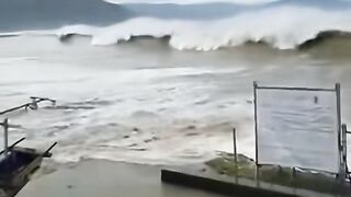 INDONESIA🇮🇩 Magnitude 7.7 TSUNAMI🌊