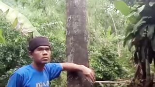 Pake manjat segala tar jatuh