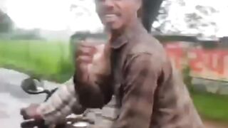 Bingung ngomong apa dia