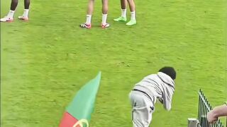 Bukan cuma legenda di atas lapangan, tapi juga pahlawan di hati anak-anak! ❤️