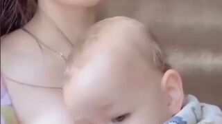BREASTFEEDING MOM BEAUTIFUL