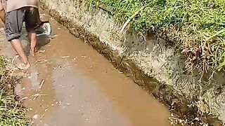 Gotong Royong Membersihkan Sungai
