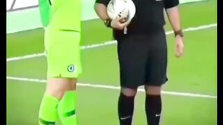 Momen penolakan Kepa Arrizabalaga untuk diganti oleh pelatih Maurizio Sarri terjadi pada laga Final Carabao Cup