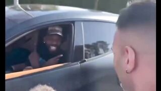 Momen kocak ini terjadi di luar pusat latihan Inter Milan, Pinetina, saat Thuram sedang menghentikan mobilnya