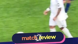 Marcelo yang saat itu sedang bersiap untuk melepaskan bola dari titik tendang, tiba-tiba didatangi oleh Ronaldinho