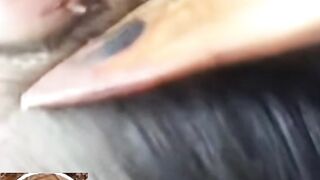 Ibu membersihkan kutu kepala