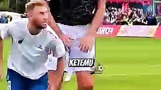 5 pemain dengan tinggi tak masuk akal di sepak bola!