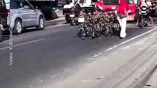 Bikin Ketar-Ketir, Bocah TK Lomba Gerak Jalan di Tengah Arus Kendaraan Besar yang Melintas!