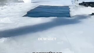 Terjebak di Bawah Es, Ternyata Dunia Ini Sangat Berbahaya!