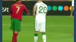 Deretan momen jenius tapi curang di sepak bola 2