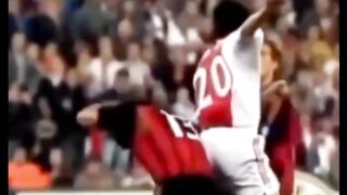Momen ikonik kepala Alessandro Nesta berdarah terjadi dalam laga AC Milan vs Ajax Amsterdam