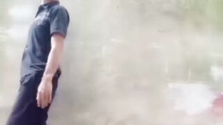 Terlalu focus main hp