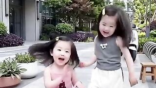 打起手鼓跳起舞 兩隻小可愛表演得有模有樣