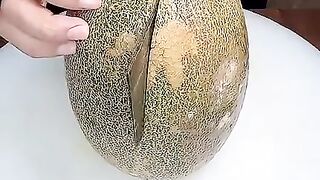Cantaloupe cutting method cut fruit.