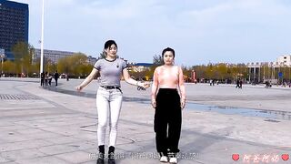 俩美女跳得《阿爸阿妈》节奏动感！