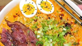最高のクリーミー辛口ラーメンハック！🍜✨ ベーコンと卵のトッピングが最高です🥓🥚🤤。