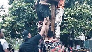 Panjat pinang 3