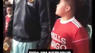 Kejadian ikonik ini berlangsung sesaat sebelum pertandingan El Tráfico (derbi Los Angeles) antara LA Galaxy melawan LAFC.