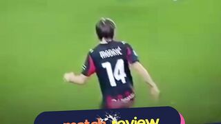 umpan Modrić memecah pertahanan bukan dengan tenaga, tapi dengan visi. Bola meluncur lembut namun terukur