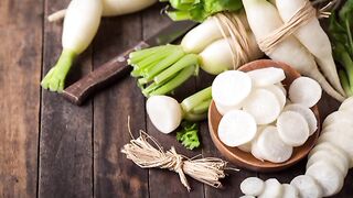 Lobak Putih. 白蘿蔔. 白萝卜. 白蘿蔔. 大根. Біла редька. Белая редька. White Radish