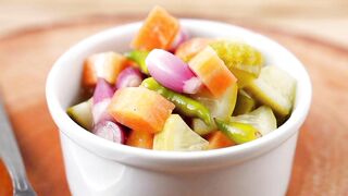 Acar Timun. Cucumber Pickles. 青瓜醃菜. 腌黄瓜. 醃黃瓜. きゅうりのピクルス. Солоні огірки.